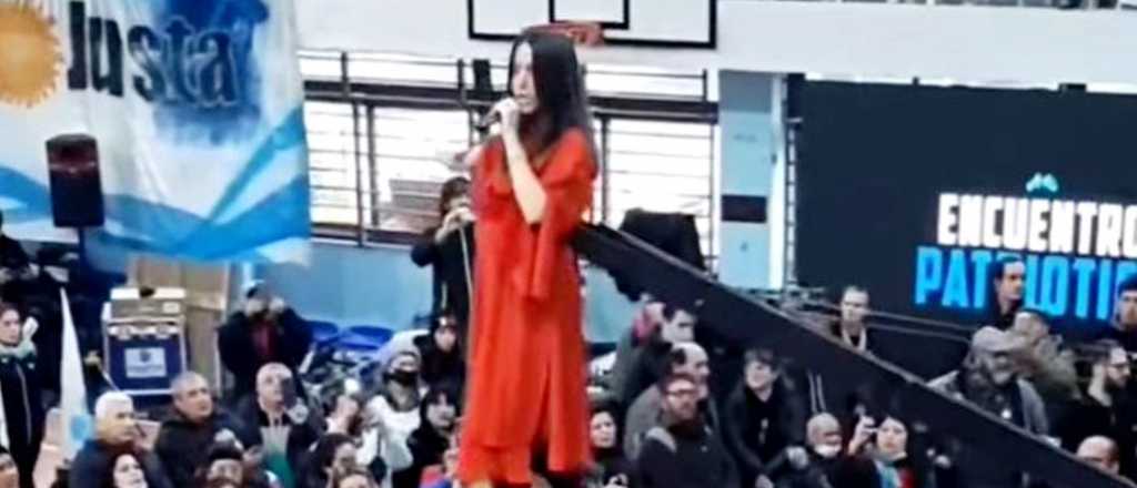 Video: la ins&oacute;lita interpretaci&oacute;n del Himno en un acto de De Vido