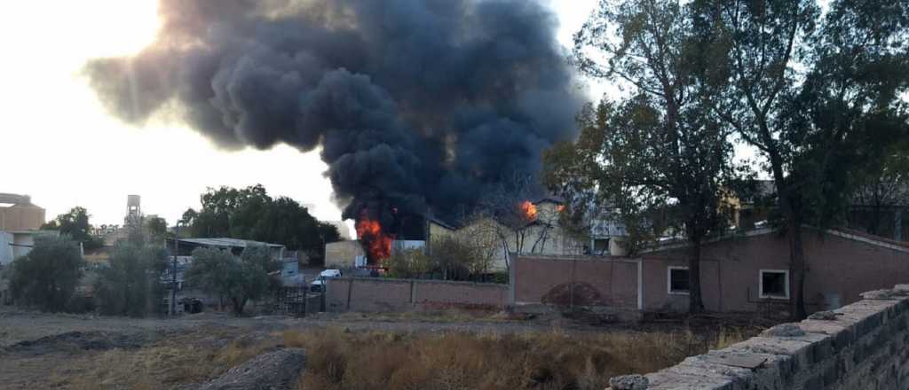 Video: se incendió una fábrica en Maipú