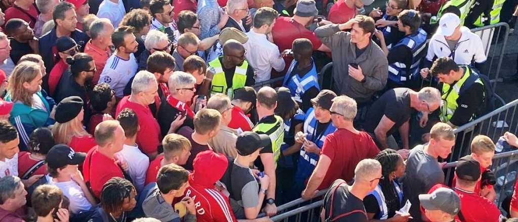 Video: incidentes en el ingreso de los hinchas del Liverpool