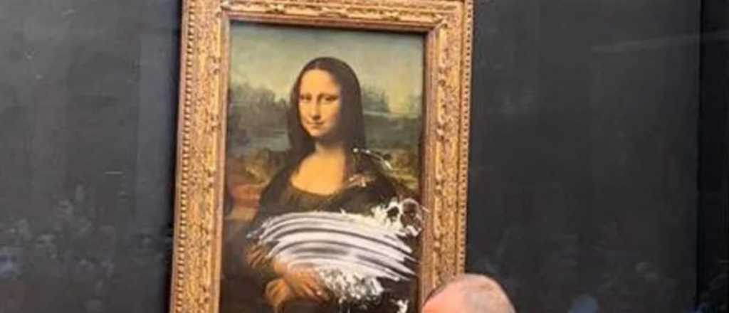 Un visitante le arrojó una torta a La Gioconda en el Museo de Louvre