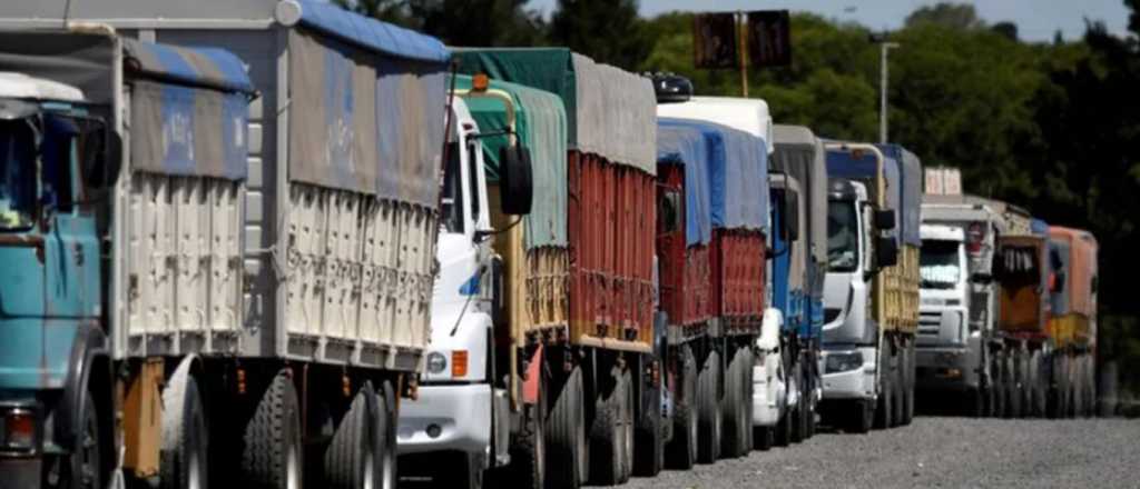 Videos: la interminable fila de camiones que esperan al costado de las rutas