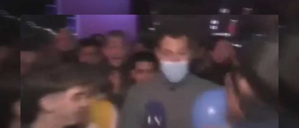 Video: periodista cubr&iacute;a los festejos en el Obelisco y le robaron el celular en vivo