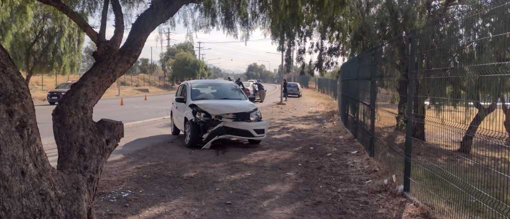 Un hombre se desvaneció y chocó de frente a otro auto en El Challao