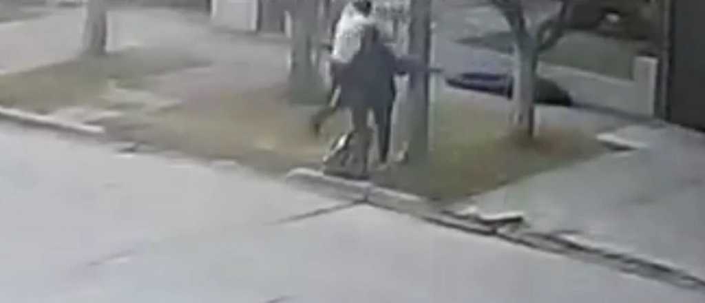 Video: un policía de civil baleó a un motochorro en Merlo