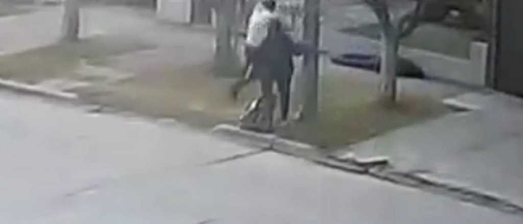 Video: un policía de civil baleó a un motochorro en Merlo