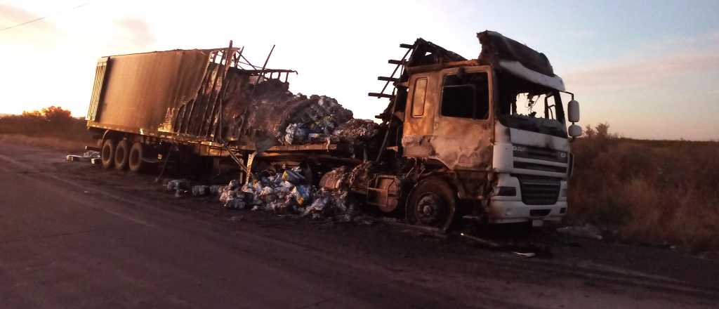 Un camión brasilero se incendió en Luján esperando cruzar a Chile
