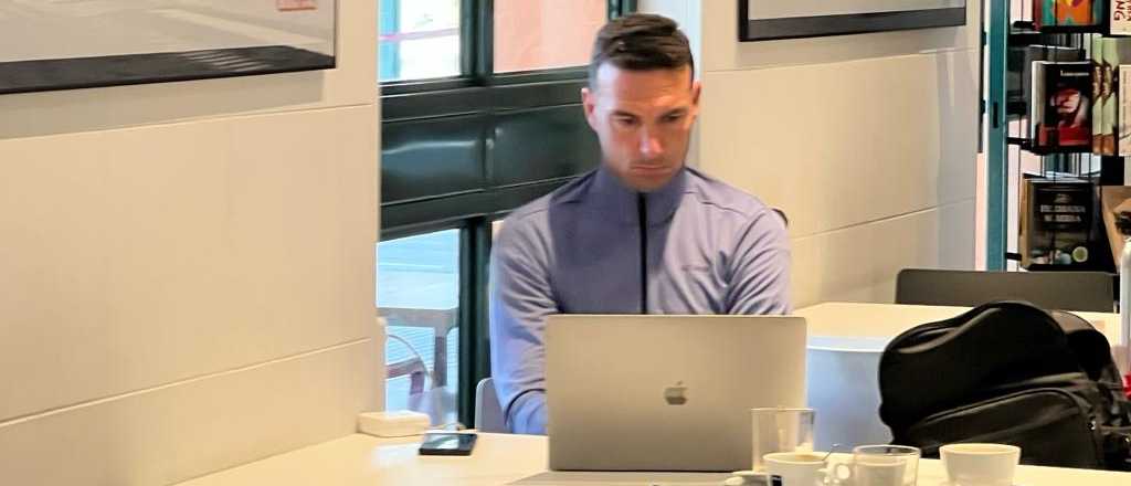 Es furor una foto de Scaloni trabajando en un bar de Espa&ntilde;a