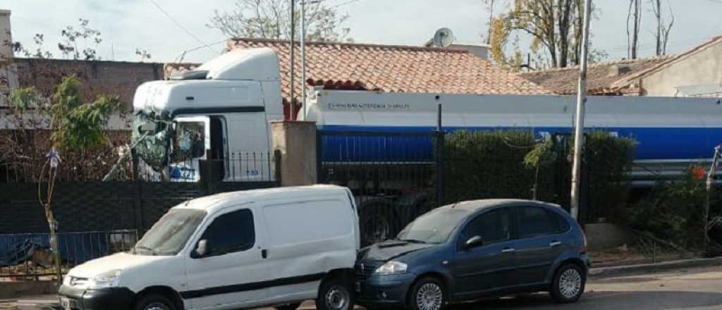Un camión de YPF chocó tres autos y terminó adentro de una casa en Guaymallén