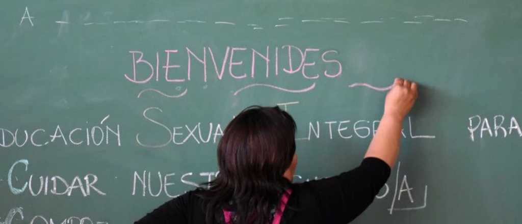 Quién inventó el lenguaje inclusivo que prohibieron en aulas porteñas