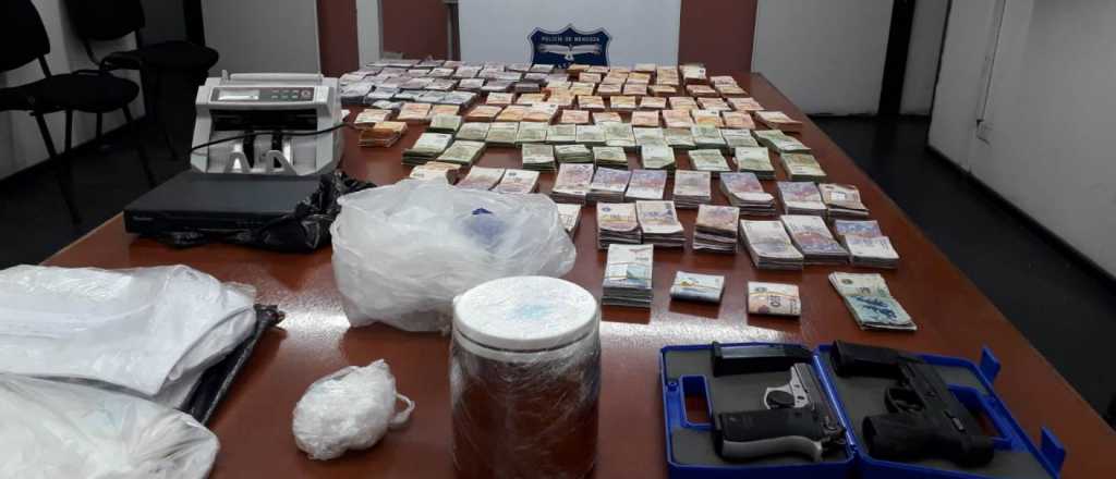 Cayó un pesado narco y su "puntero" en un barrio privado de El Challao