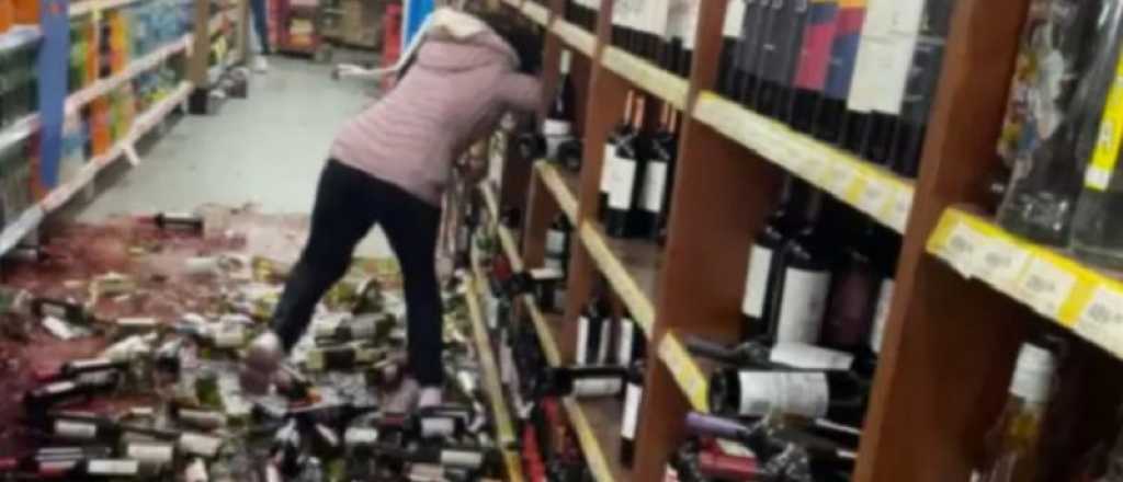Video: fue despedida de un supermercado y destrozó los vinos
