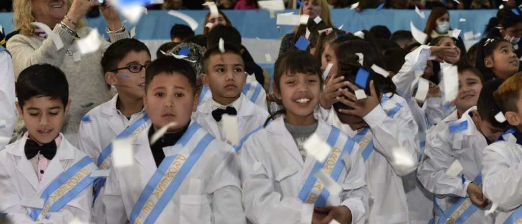 M&aacute;s de mil alumnos de Godoy Cruz prometieron lealtad a la bandera
