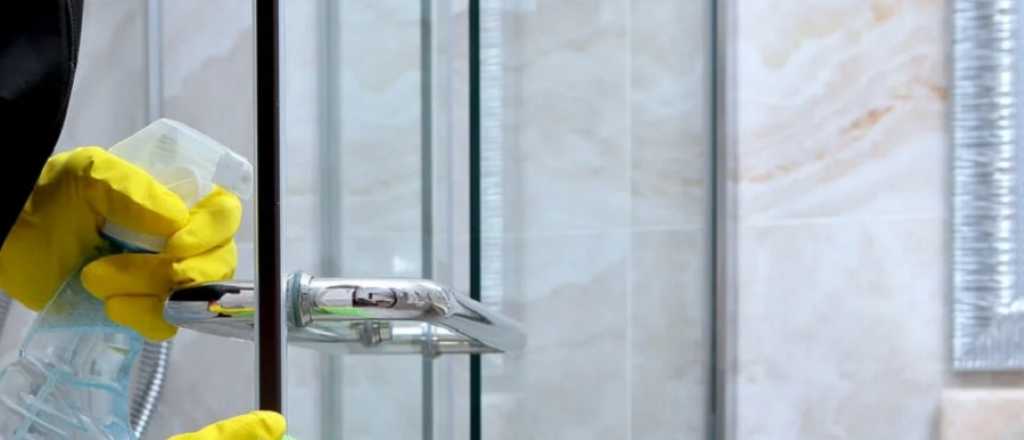 El truco infalible para desengrasar vidrios y azulejos