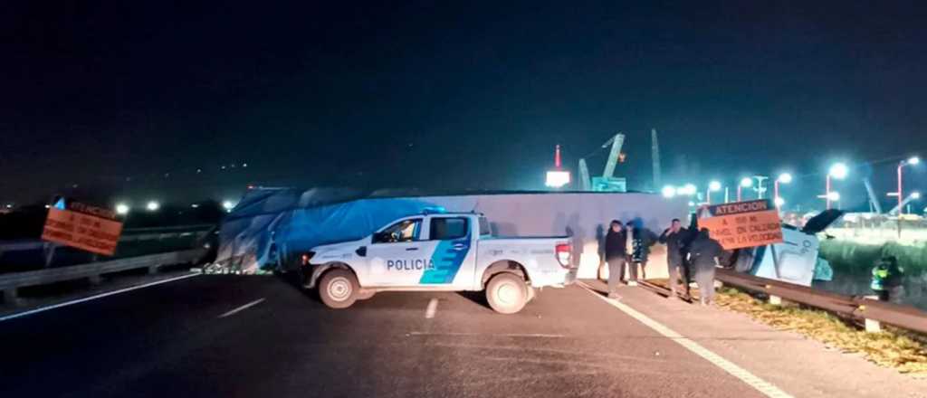 Un hombre murió tras volcar en su camión en Campana