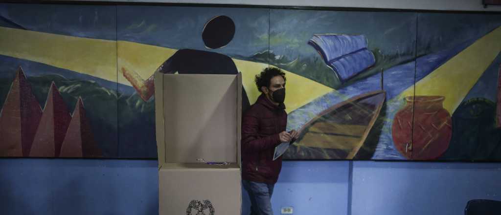 Colombia elige nuevo presidente en segunda vuelta: Hern&aacute;ndez o Petro