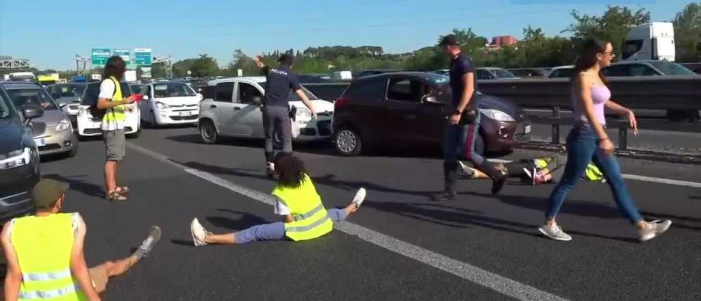 Video: conductores muy enojados arrastraron a los piqueteros