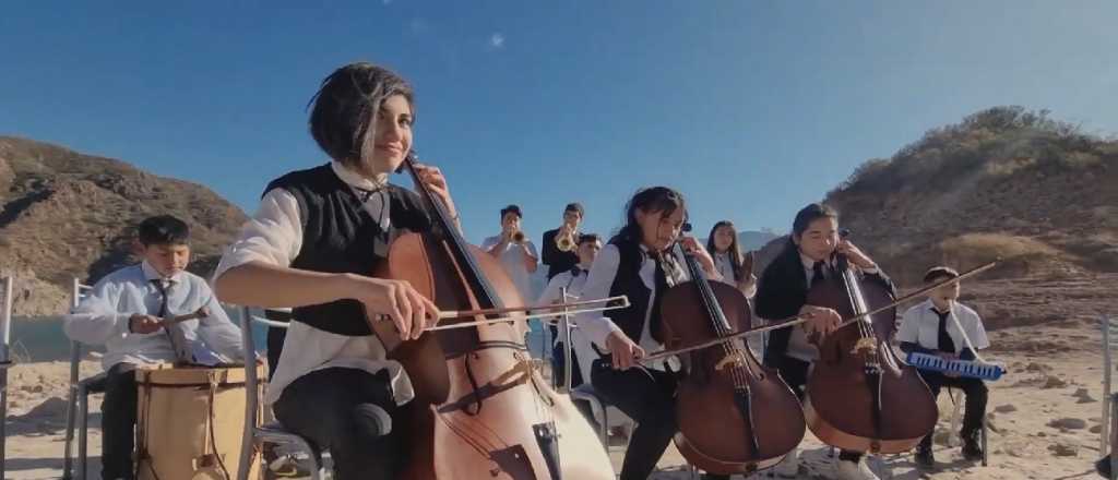 Emotivo: la orquesta infantil de Luján interpretó "Mi Bandera" en Potrerillos