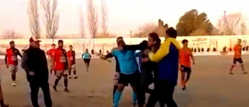 Video: un partido de fútbol en Alvear terminó en una batalla campal