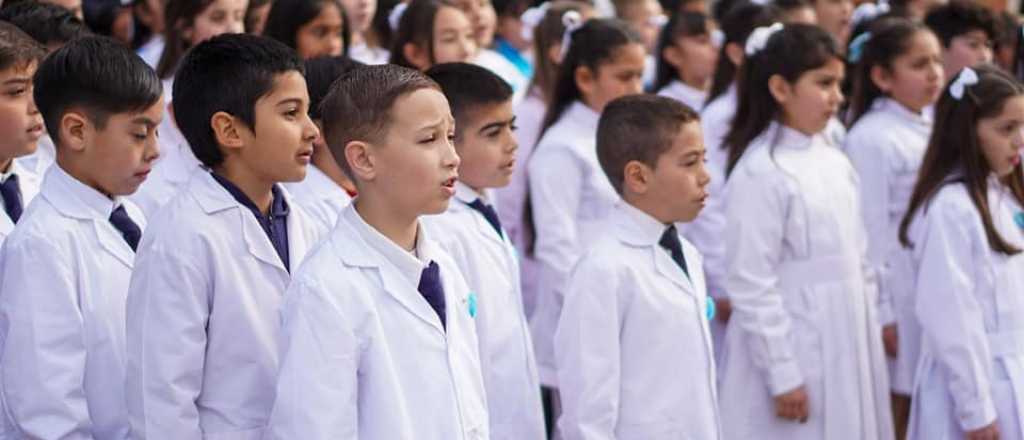 Alumnos de Alvear juraron a la Bandera frente a los veteranos de Malvinas