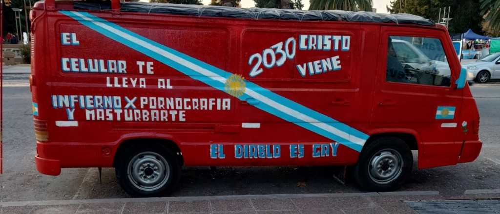 La inusual camioneta que recorre el Sur mendocino: "El diablo es gay"