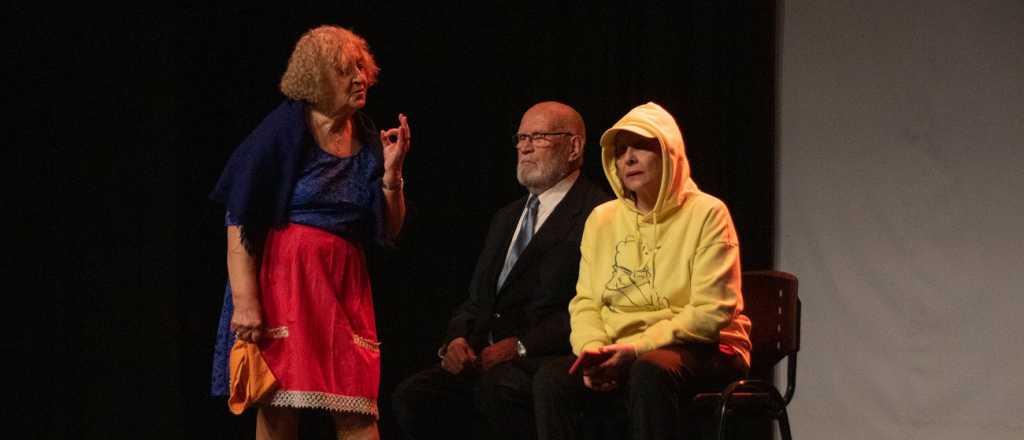 Ciudad celebr&oacute; una emotiva noche para personas mayores