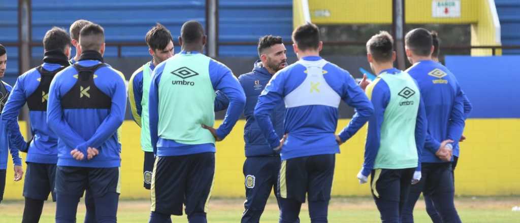 Tevez da que hablar con su primera gran decisión como DT de Central