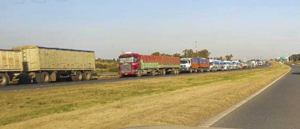 Transportistas protestan en varias provincias y afectan a los granos