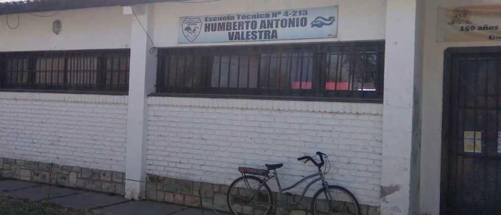 Entró a una escuela de San Martín y robó una mochila y una moto