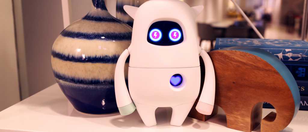 Crearon un robot capaz de aprender y conectarse con aparatos electrónicos