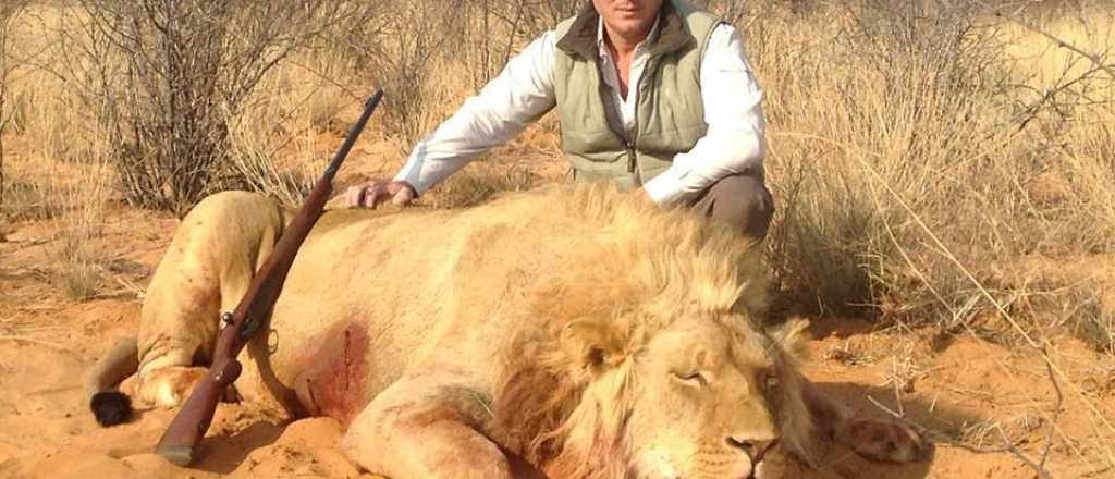 El empresario mendocino que mata leones y los muestra en Facebook