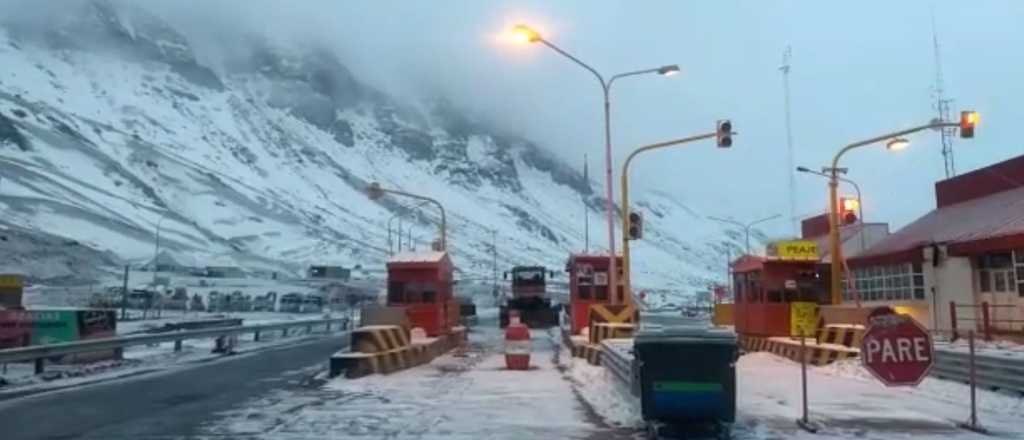 Por las nevadas cerraron el Paso Cristo Redentor