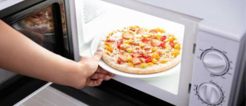 Infalible: el modo perfecto de recalentar la pizza en el microondas