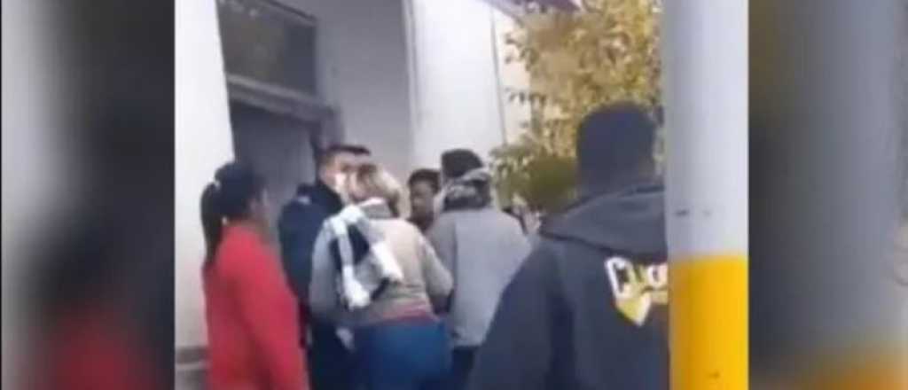Video: atacaron a m&eacute;dicos cuando les dijeron que su familiar hab&iacute;a fallecido