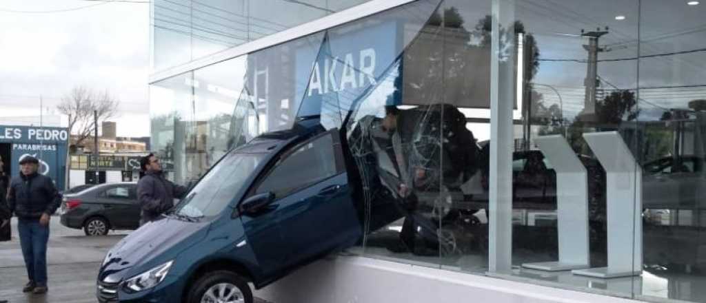 Videos: empleado de una concesionaria choc&oacute; un 0KM