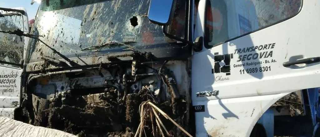 Video: así quedó la cabina del camión donde murió el chofer apedreado