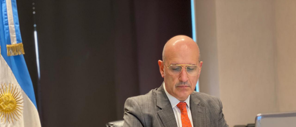 Tambi&eacute;n renunciaron los secretarios m&aacute;s pr&oacute;ximos al ex ministro Guzm&aacute;n