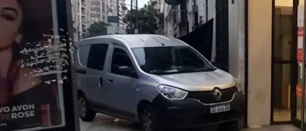 Un conductor se desvaneci&oacute;, choc&oacute; contra un banco y muri&oacute;, en CABA