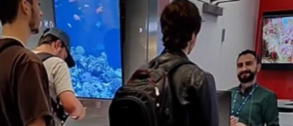 Video: la reacci&oacute;n del cajero de un aeropuerto de EEUU al pedirle pesos por d&oacute;lares