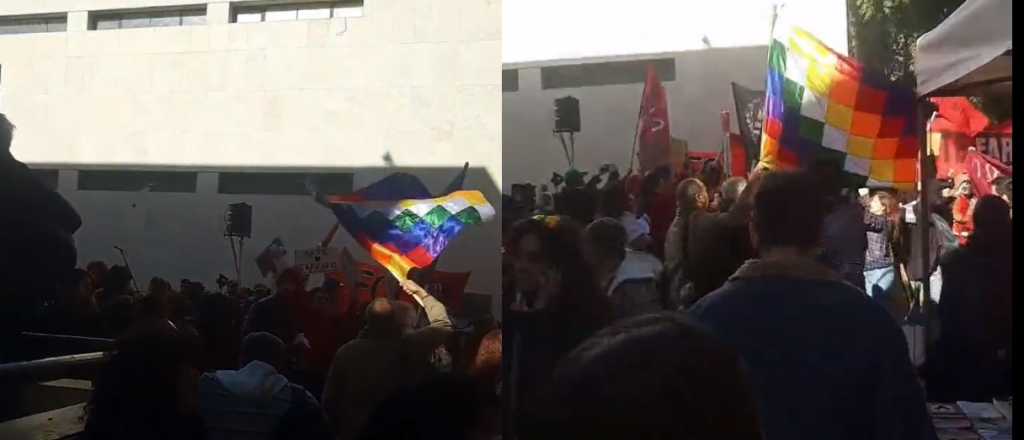 El Polo Obrero irrumpi&oacute; con protestas en el festejo en la Biblioteca San Mart&iacute;n