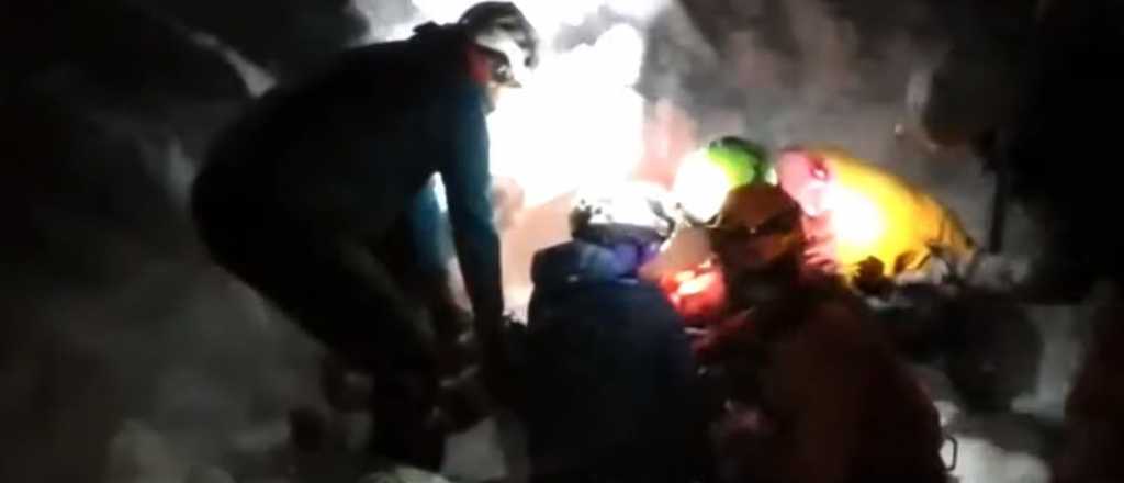 Video: dramático rescate de un joven sepultado bajo la nieve
