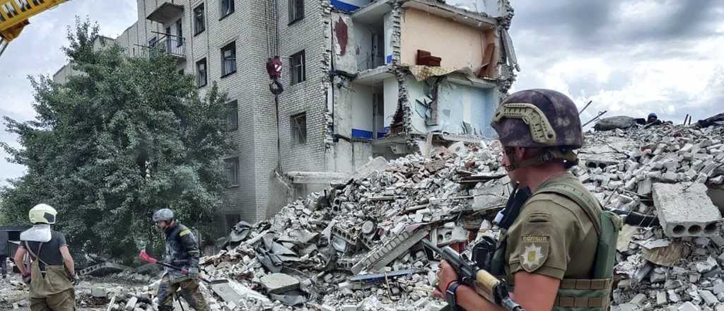 Son al menos 15 los muertos por cohetes rusos contra un edificio de Donetsk