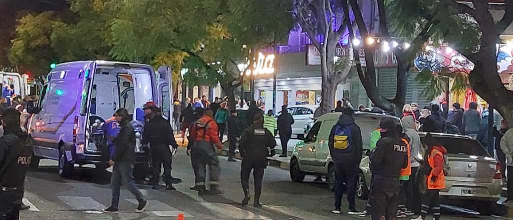 Videos: un auto impactó contra el Teatro Plaza y dejó 23 heridos
