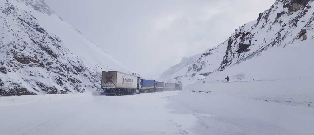 Video: fotos y videos de la intensa nevada de este lunes en Alta Montaña