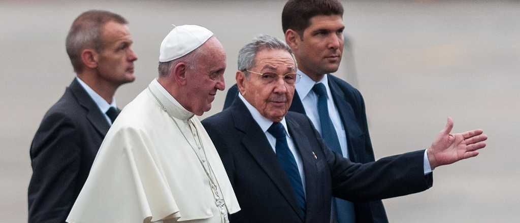 El papa Francisco confesó que mantiene una relación estrecha con Raúl Castro