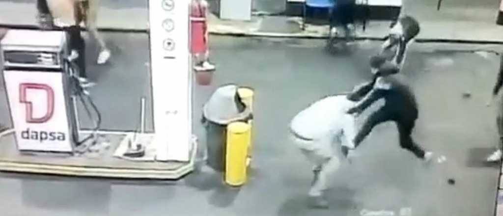 Video: una patota mató con una piedra a un hombre en una estación de servicio