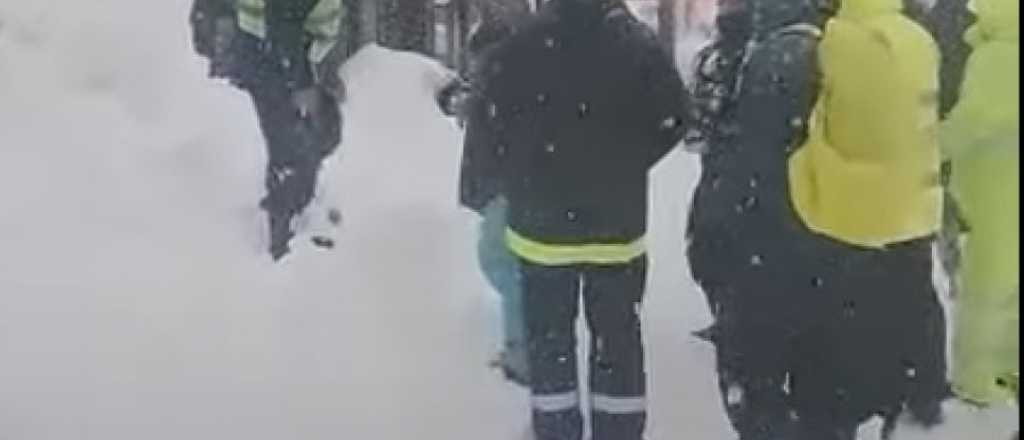 Video: dramático rescate de un niño que quedó atrapado bajo nieve en Bariloche