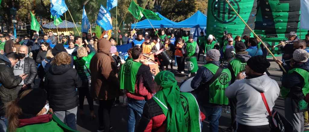 ATE realiz&oacute; una ruidosa protesta frente a la Legislatura