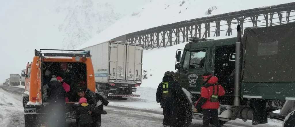 El cruce a Chile sigue cerrado con camiones abandonados en la ruta