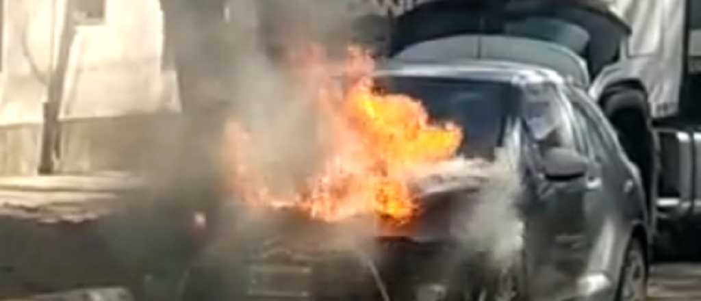 Se incendió el auto de "Cotón" Reveco en una calle de Guaymallén
