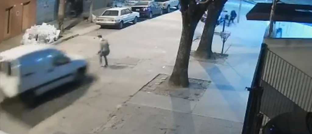 Video: un ladrón fue atropellado por un vecino en camioneta